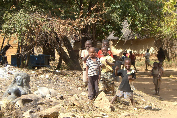 het dorp Tengenenge - beeldhouw workshop Zimbabwe